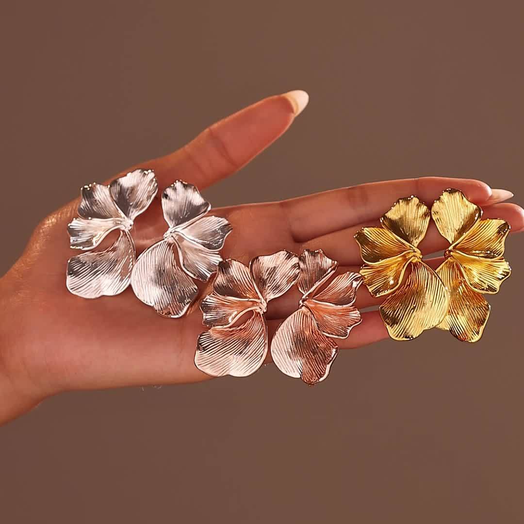 [1 Pair, 14K Golden Bohemian Earrings] 1 Pair of 14K Golden Plated Bohemian Style Petal Drop Earrings | Vintage-Inspired Copper Floral Design with Ruffled Edges, Perfect for Daily Wear & Special Occasions | Unique Gift Idea, Everyday Earrings, Detailed Cr