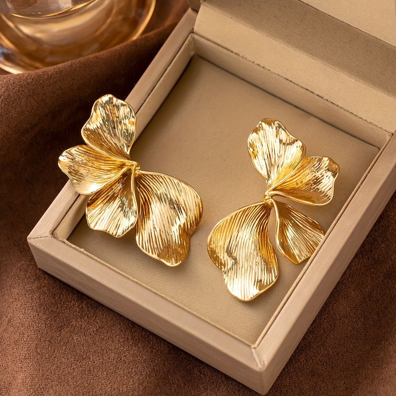 [1 Pair, 14K Golden Bohemian Earrings] 1 Pair of 14K Golden Plated Bohemian Style Petal Drop Earrings | Vintage-Inspired Copper Floral Design with Ruffled Edges, Perfect for Daily Wear & Special Occasions | Unique Gift Idea, Everyday Earrings, Detailed Cr