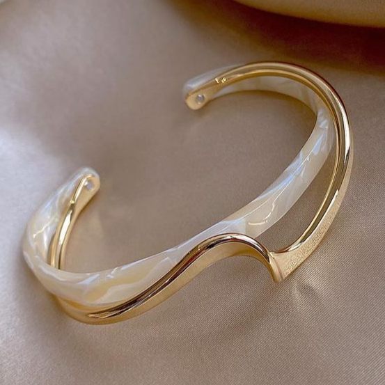 Valkoinen opaali elegantti kultainen rannekoru
