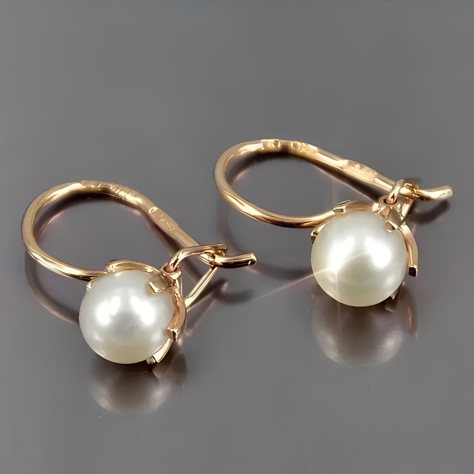 Elegantit kultaiset helmikorvakorut 